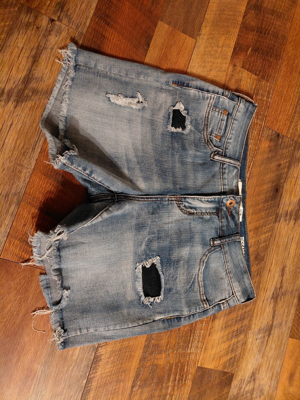 !it jeans Tiffany Denim Distressed  Shorts in Medium Blue